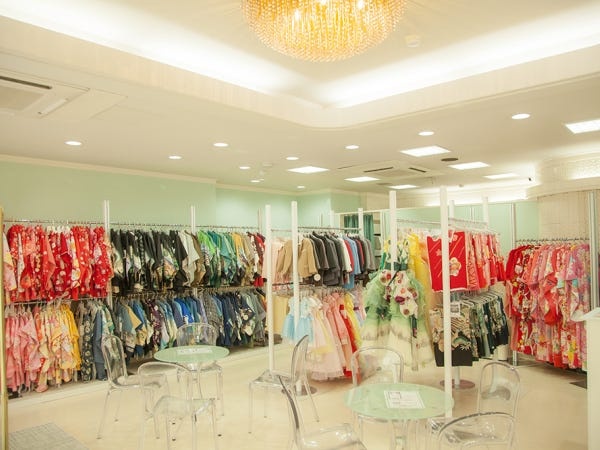 本社１階はキッズ衣裳が展示されています。七五三・お宮参りの衣裳をご案内しています。