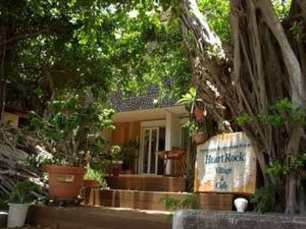 小笠原でトップを誇る複合リゾート会社です。カフェやグランピング施設の運営なども手掛けています。多くの著名人にも利用頂いています。