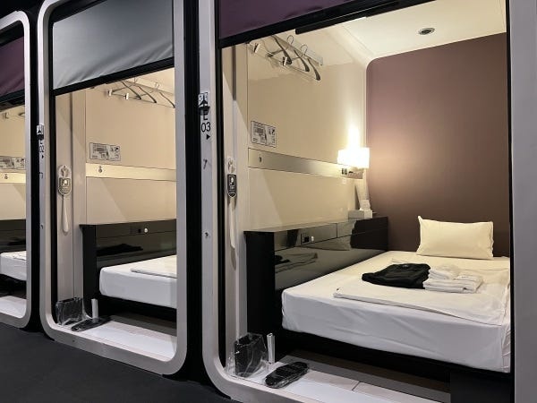 ホテルのフロントスタッフ（交通費支給あり・未経験歓迎）