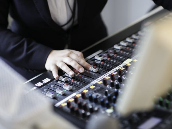 オペレート本番は緊張感が大切。披露宴本番を音と光で華やかに演出しましょう！