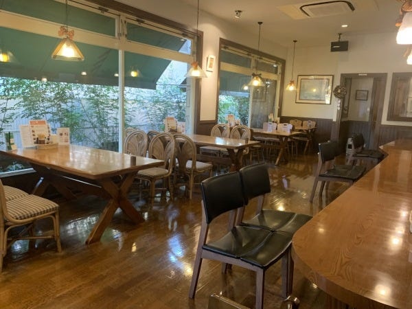 カジュアルで雰囲気の落ち着く店内です。