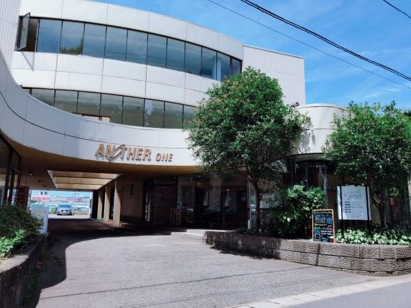 オフィスビル外観：遊歩道沿いの閑静なオフィスです。