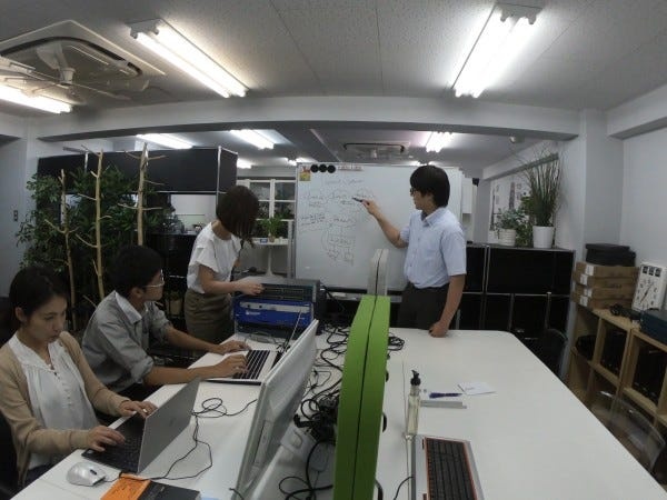 自社研修・勉強会の様子です。丁寧で充実した研修制度がありますので、IT知識の基礎から、現場での疑問点など何でも聞いてください！