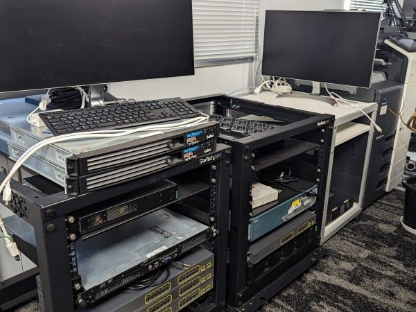 様々なネットワーク機器も置いてありますので、実機研修や検証もお気軽に可能！