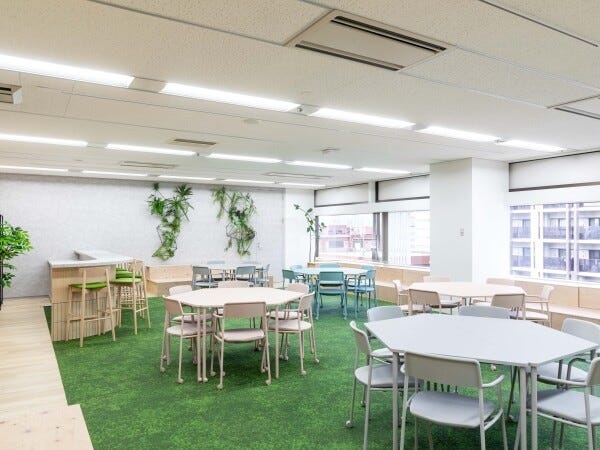 パステルカラーのテーブルと椅子が並ぶ明るいバースペースがあります♪休憩に利用したり、同僚とのランチを楽しむこともできます。