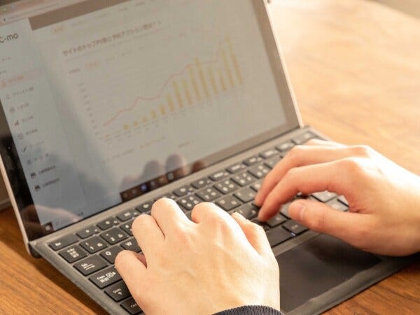 年間休日128日（土日祝休み）の働きやすさに加えて、事務のお仕事からWEBマーケティングの知識まで幅広くスキルアップも！