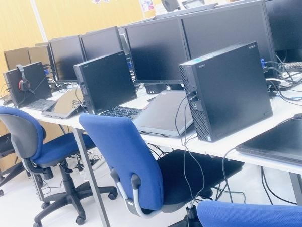 学習スペースです。こちらで利用者さんのサポートをしていただきます。