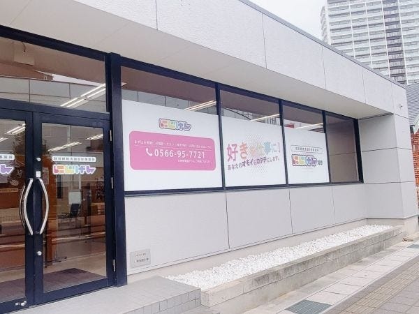 勤務いただく事業所です。明るく開放感のある事務所になっています！