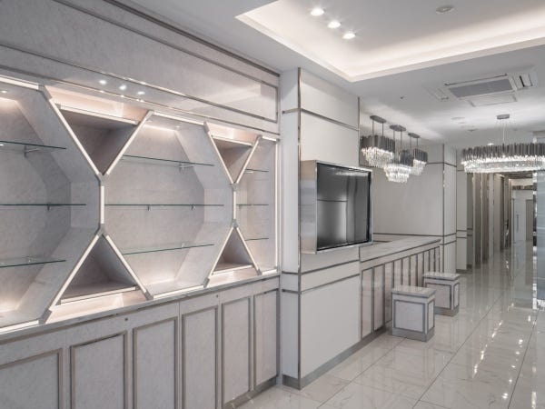 白を基調とした清潔感と高級感のある空間です。