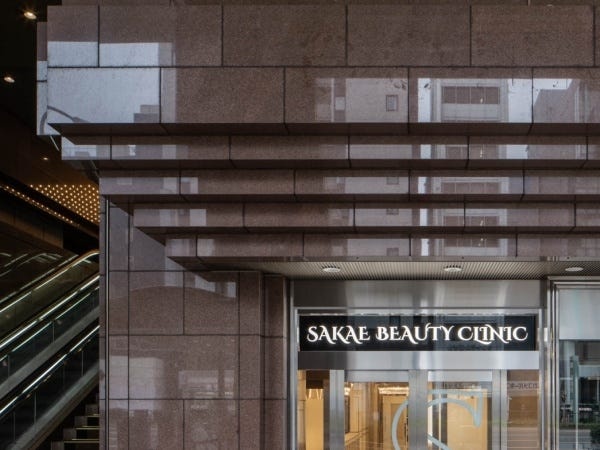 栄駅2番出口から徒歩2分、アパホテルの1Fにあります！