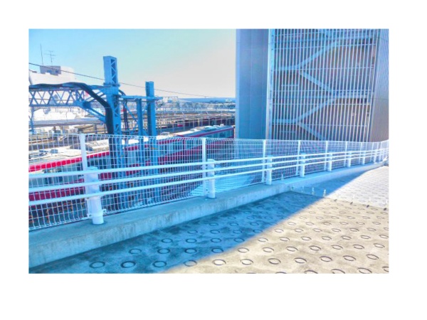 道路からの落下物を防ぎ、安心を支えるための「落下防止柵」も手掛けています！