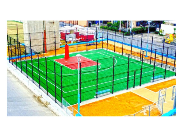 バスケットボール練習場の防球ネットの施工事例です。メッシュフェンスでフェンス高は４ｍあります！