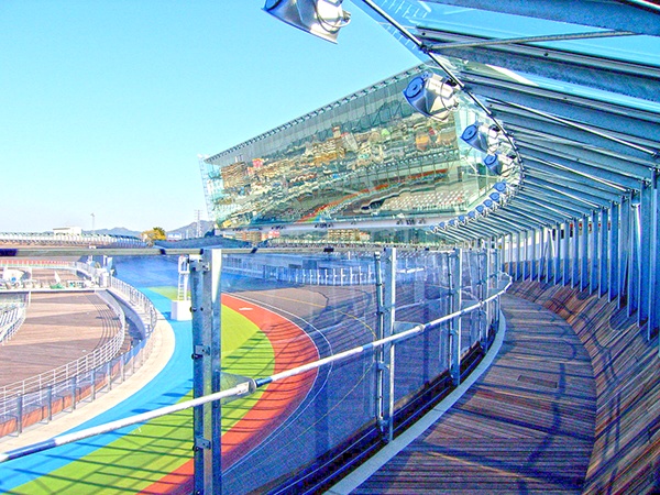 競技場の防護柵フェンスです。衝撃を和らげる仕組があり、安全をしっかり守ります。透明で視界もクリアで、選手の動きが良く見えるのもポイントです！