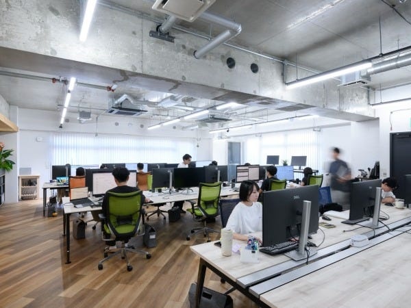 オフィスは内装にもこだわっています！所内図書の貸出も自由！（ビジネス書など）