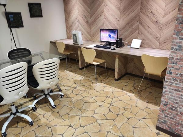 撮影の日は衣装や小道具で一杯に