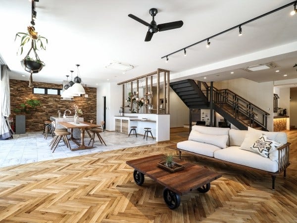 きれいなショールームで働けます。