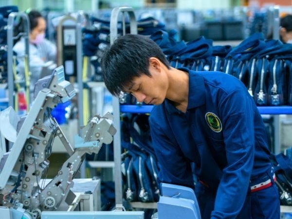 機械を使って、現金の集計や釣銭の用意を行ないます。複雑な作業は機械が行なってくれるので、正確なチェックをお願いします。