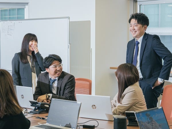 オフィス内は賑やかで活気ある雰囲気です！スタッフ間のコミュニケーションが活発で、困った時にも気軽に相談しやすい環境です！