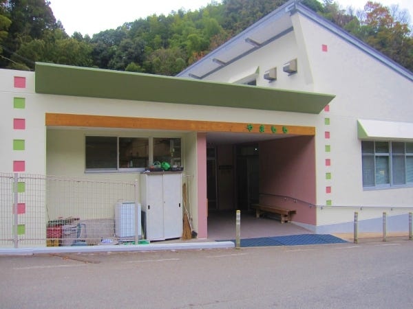 那珂川市にある「やまもも」です。川遊びで有名な中ノ島公園や芸術の里山・南畑地区に隣接しており、街の喧騒から離れて静かな環境で仕事ができます。