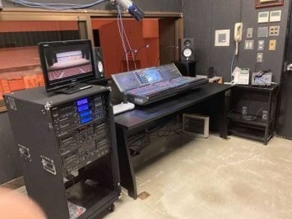ホール音響　ミキサー等操作・調整機材