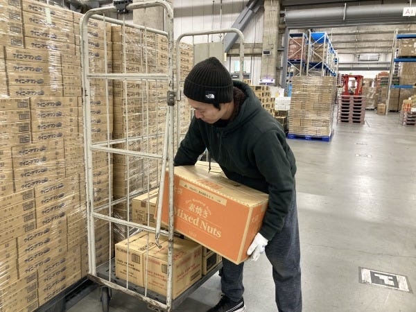 倉庫作業が初めての方も沢山活躍しています。先輩スタッフが丁寧に教えますので、ご安心ください。