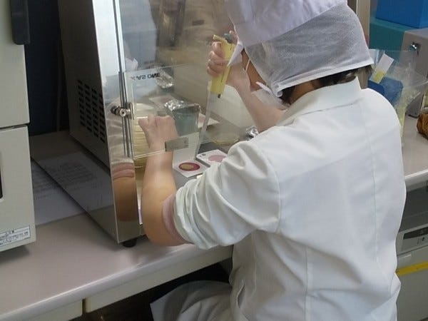 本社9Fオフィス風景(2)                      微生物検査の様子