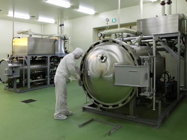 藤岡工場内の殺菌室
