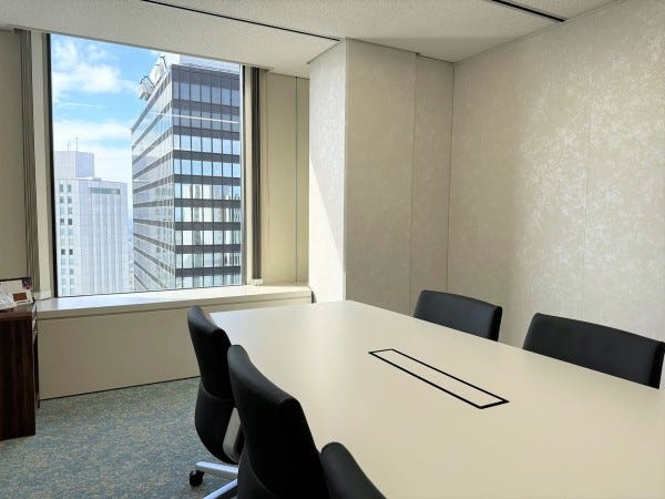 応接兼ミーティングスペースは3部屋。落ち着いた明るい雰囲気でお客様をお迎えします。情報交換のミーティングやＰマーク研修会も行われています。