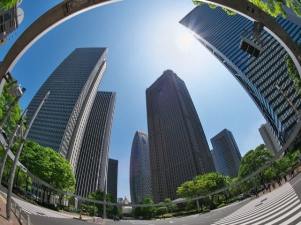 オフィスの多い新宿新都心?緑も多く高いビルを見上げると空と木々の青に癒されます。