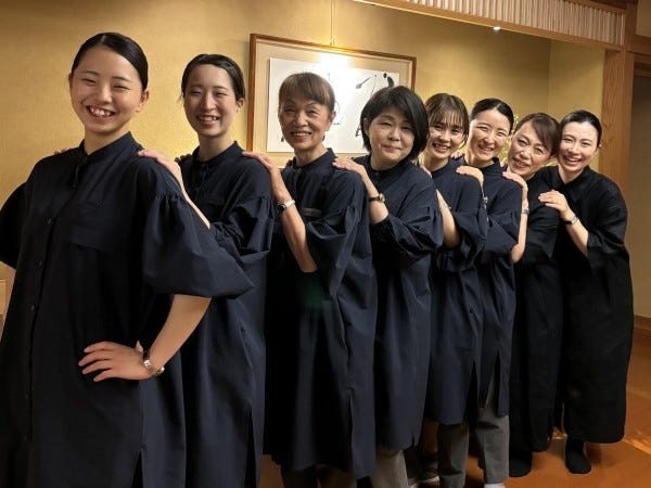 若手からベテランまで…お互いに切磋琢磨しよりよいおもてなしを。バックヤードでは和気あいあいと和やかな職場です。