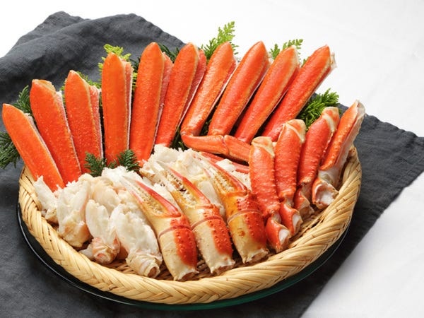 水産食料品製造・蟹なべセットの製造・カニ製品の製造のパーツごとに分けたカニをトレイに盛り付ける・未経験者（学歴不問・未経験者積極採用）