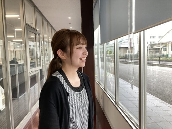 水産食料品製造・蟹なべセットの製造・カニ製品の製造のパーツごとに分けたカニをトレイに盛り付ける・未経験者（学歴不問・未経験者積極採用）