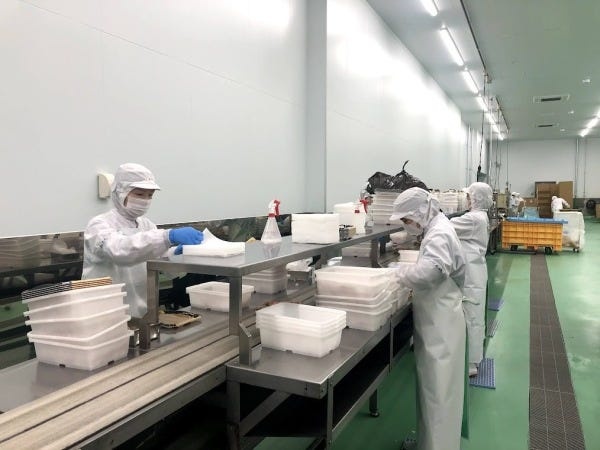 新築工場は明るくて清潔な環境です。