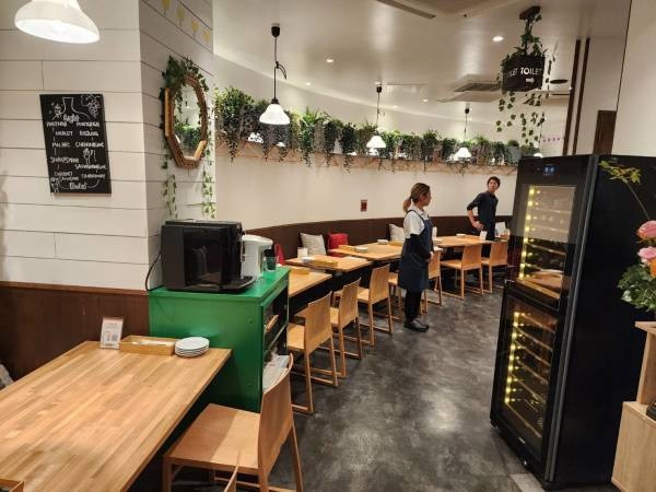 明るい開放的な店内で雰囲気も抜群♪ご応募お待ちしております。