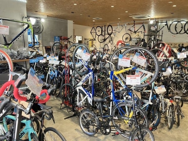 店内は約80台以上の車体が展示可能で、天井も高く開放感あふれる空間になっております。