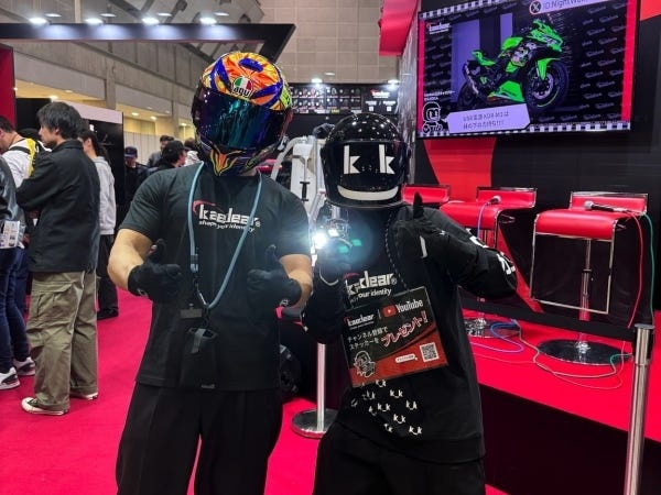 カエメロくん(カエディアのキャラクタター)とベンゾーさん(人気ブロガー)の2ショット。多くのインフルエンサーとコラボし行なっております