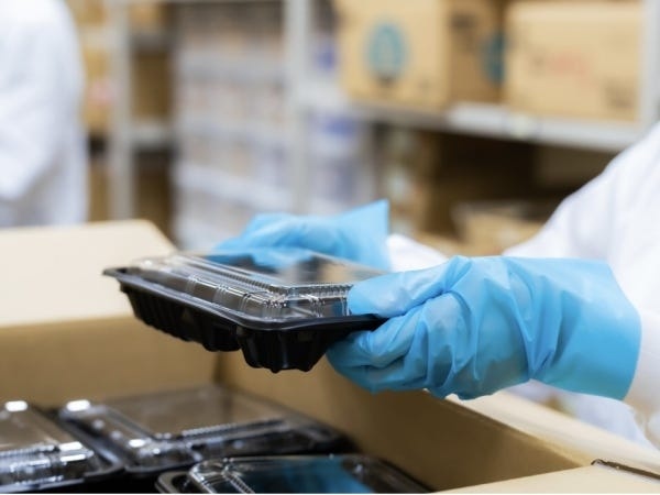 盛付メンバーが作ってくれたお弁当を、お客様の家まで届けに行きます。