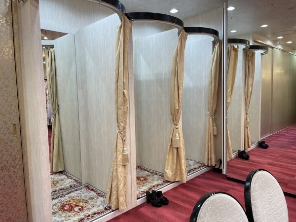 販売スタッフ・銀座で人気のドレスショップの接客