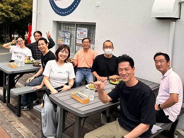 幅広い年代が多く活躍中！成長スピードが速いのは、社長自ら研修を行ったり、教育を惜しまないからなんです。