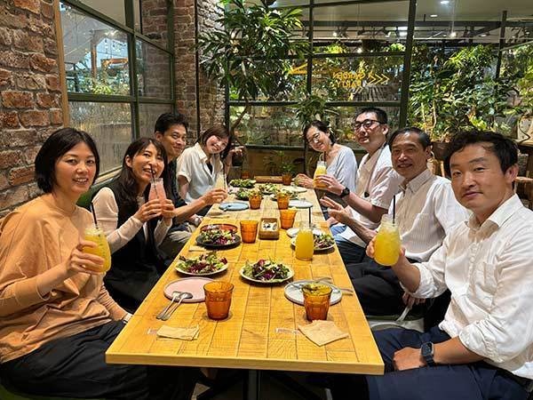 社員同士も仲が良く、ランチ会や忘年会等、コミュニケーションの機会は多数！困ったことは気軽に相談し合える環境があります◎