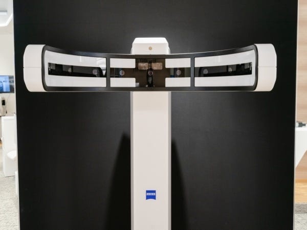 0.1m単位で眼鏡の設計を行えるZEISS社製VISUFIT