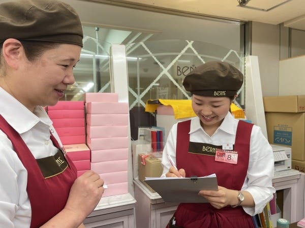 入社後は充実した研修がありますので、未経験の方もご安心を！入店後は先輩社員と一緒に働きながら、接客のコツや仕事の進め方を学んでいきます。