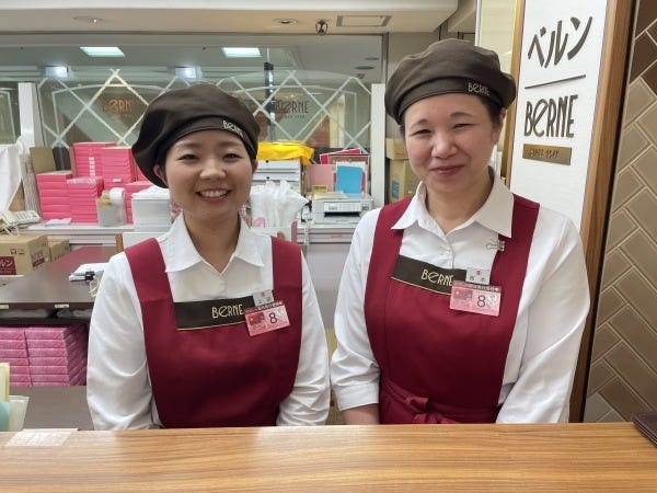 スタッフ同士、状況を見ながらお互いをフォローし合います。チームワークの良さはお客様にも伝わります。