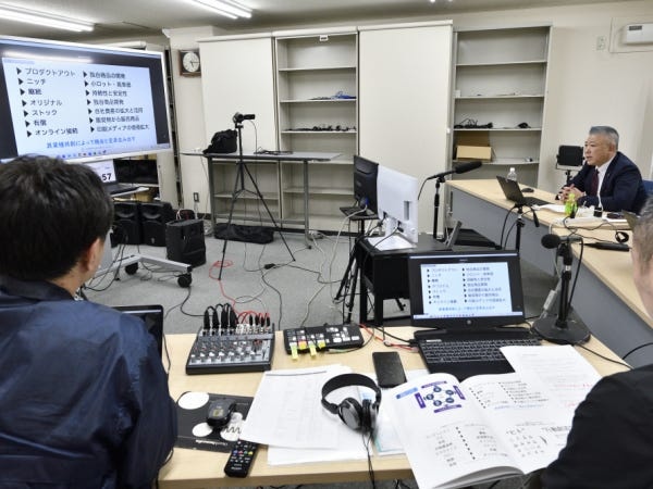 オンラインライブセミナーを配信している様子です。社内に3つのスタジオがあります。