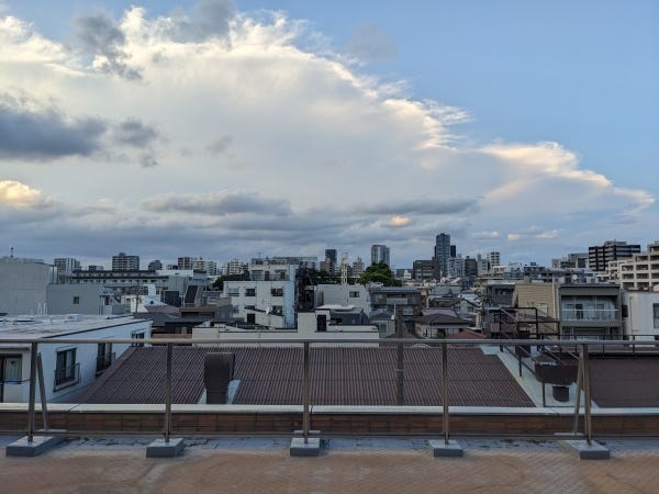 4Fにテラスがあります。杉並の景色が一望できて、晴れた日は気持ちが良いです。