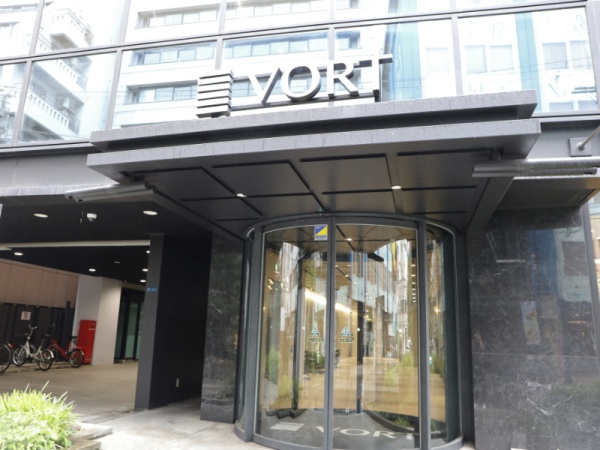 清潔感がある綺麗なオフィスです。カフェやコンビニ、美味しいランチのお店がすぐ近く♪