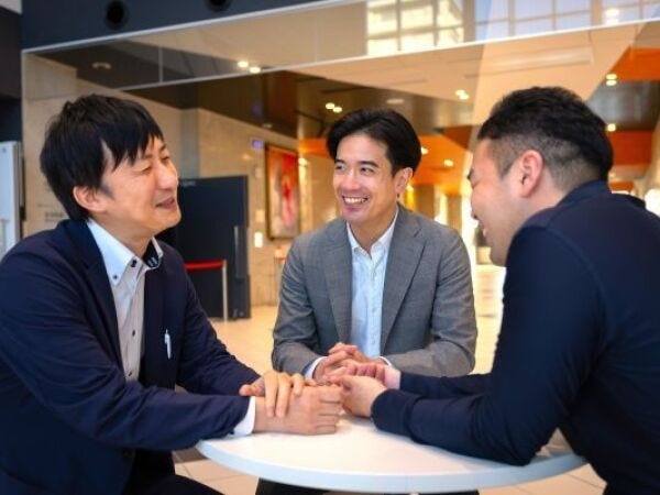 【リフレッシュ】月に1回の全体会議の休憩中の一コマ。会議も終わって、いつものらしい感じがでています笑