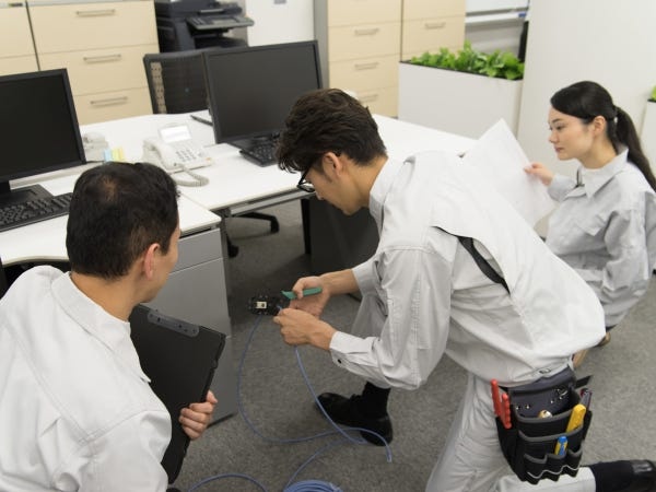 【工事の立会い・納品】工事の現場に立ち会うことで、お客様の信頼度UPとネットワークや電気工事などのスキルも身につきます