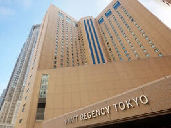 宴会場での料飲サービスのホテルスタッフ