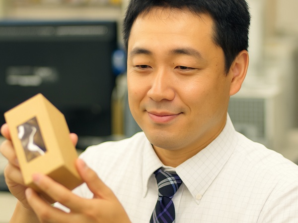 主に電話とメールで対応します